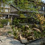素敵な庭　川が流れる雑木林
