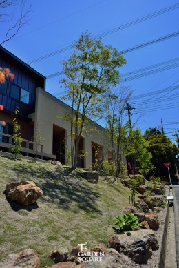 法面の有効利用石階段のある景色 ジョリパットデザイン住宅 愛知の庭 外構デザイン ティーズガーデンスクエア