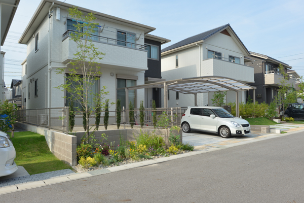 夏の花壇完成全景