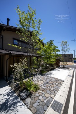 森に住まう雑木の庭 チルチンびと 季刊１１０号22年1月発売に掲載 エコ建築考房新築外構工事 愛知の庭 外構デザイン ティーズガーデンスクエア
