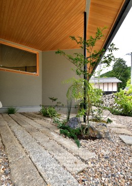 モダンな雑木の庭 モノトーンな色合いのシンプルな駐車スペース 愛知の庭 外構デザイン ティーズガーデンスクエア