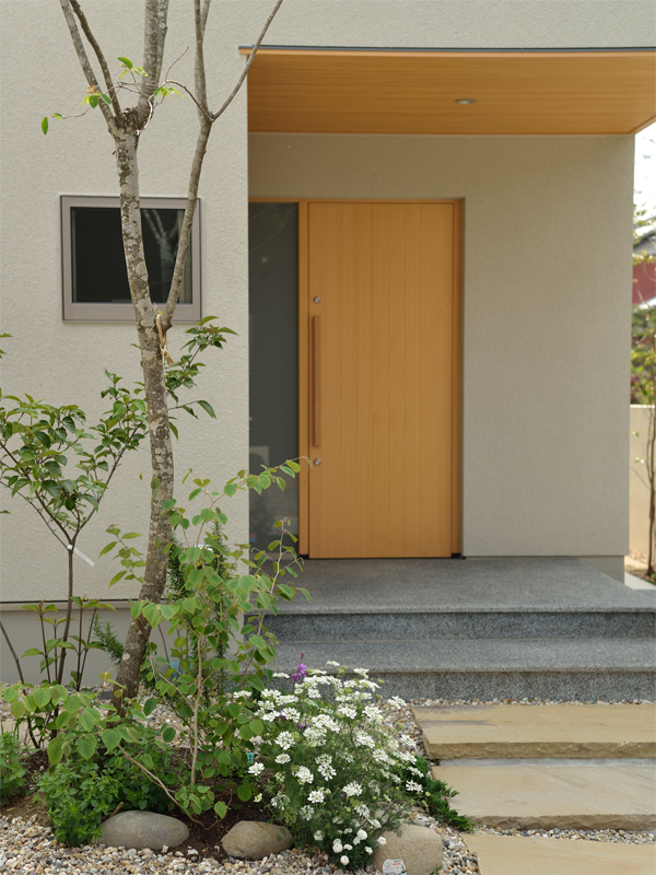 平屋　玄関　雑木