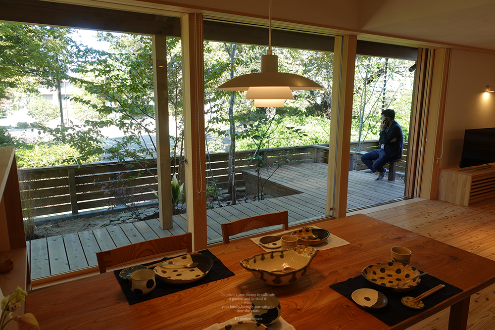 ダイニングから見る庭