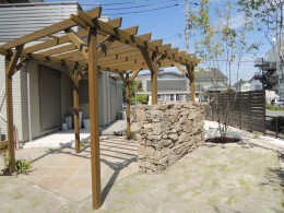 ガーデンテラス パーゴラ屋根を天然木でおしゃれに 愛知の庭 外構デザイン ティーズガーデンスクエア