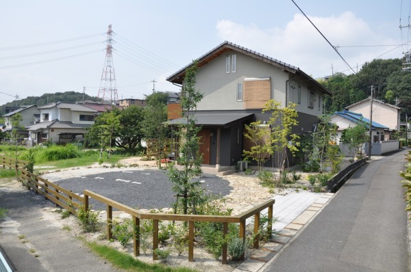 雑木林から木漏れ日が差し込む庭 雑木林から木漏れ日が差し込む庭