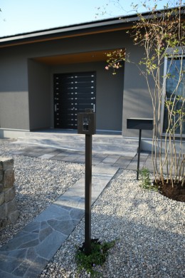 おしゃれなインターフォンポール 愛知の庭 外構デザイン ティーズガーデンスクエア