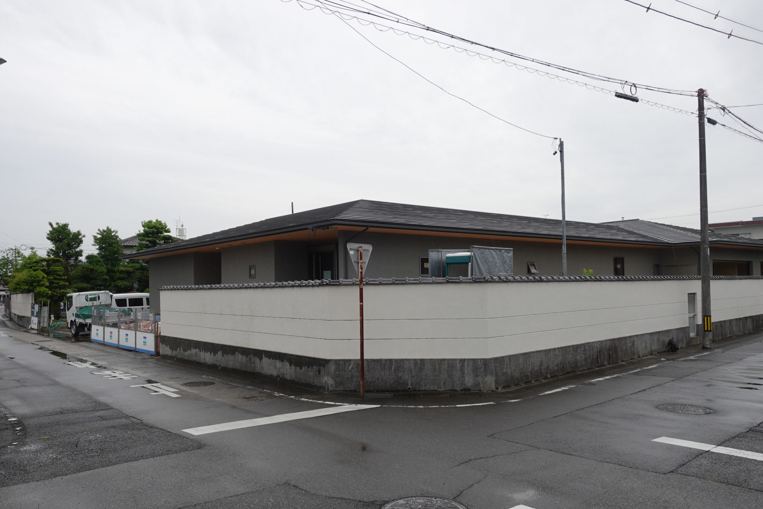 高いブロック塀