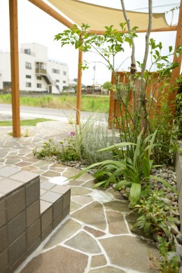 かっこいい自転車置き場 おしゃれなアプローチにピッタリ 愛知の庭 外構デザイン ティーズガーデンスクエア