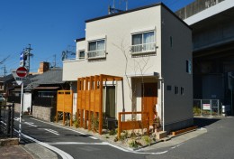 道路に面したリビングの目隠し 天然木で囲われて安心感 愛知の庭 外構デザイン ティーズガーデンスクエア
