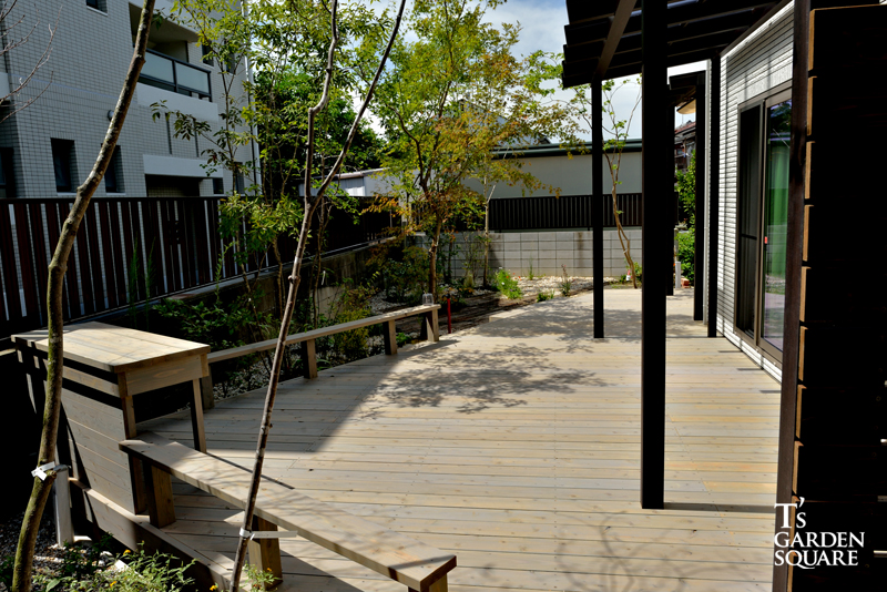 ウッドフェンス前