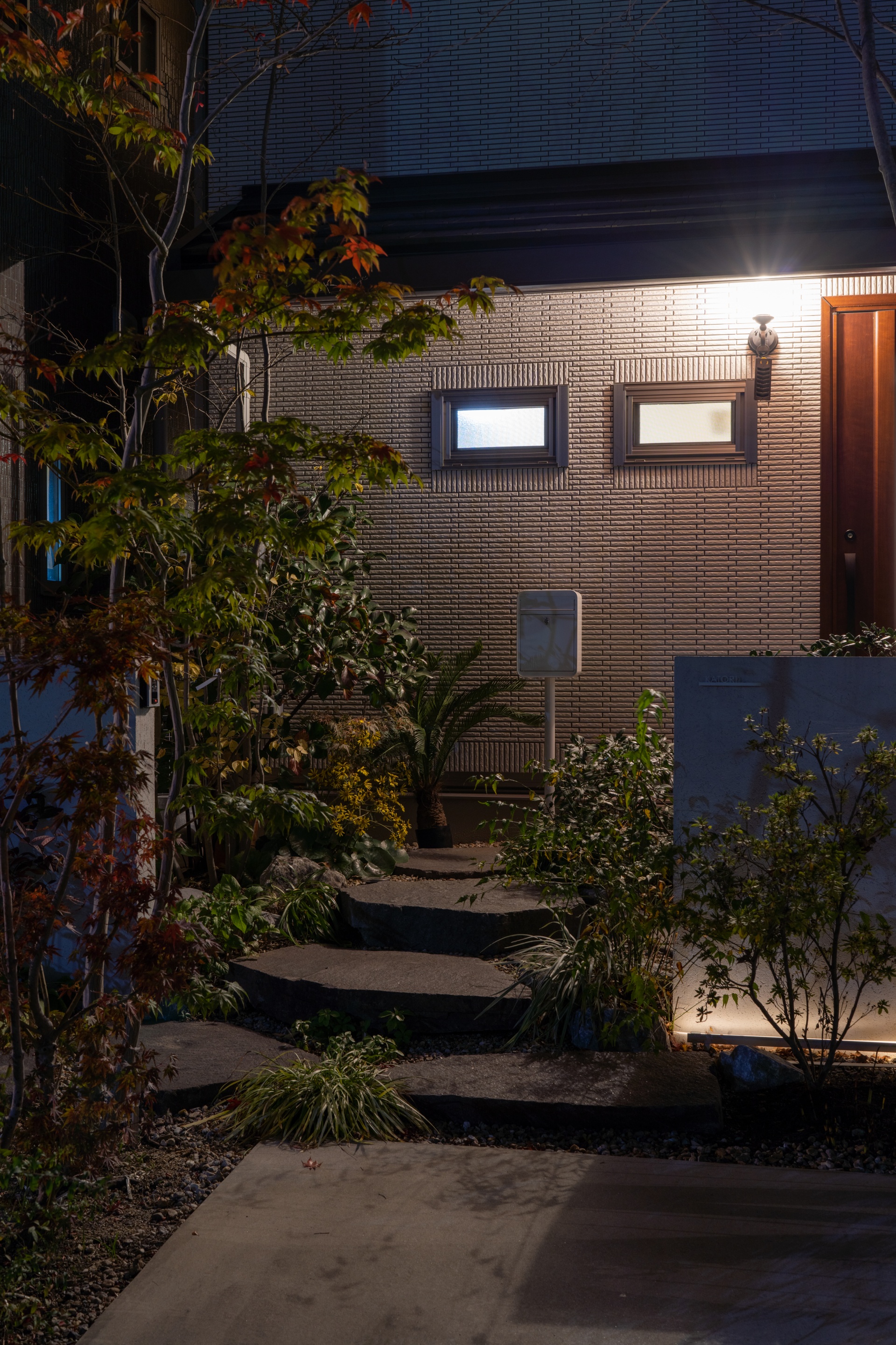 夜のアプローチ　自然石