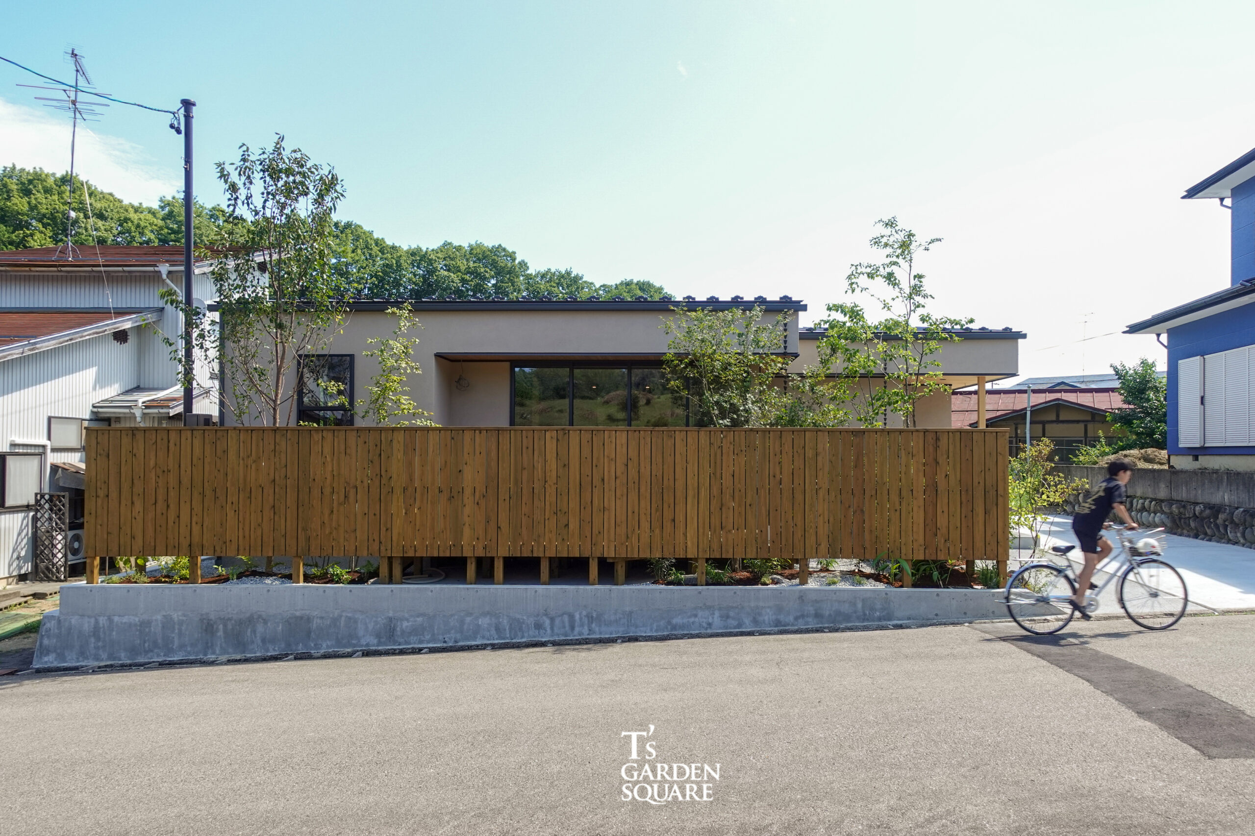 平屋の庭正面ウッドフェンス